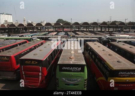 Dhaka Bangladesh October2023, le premier jour du blocus de 72 heures appelé par le Parti nationaliste du Bangladesh BNP et Jamaat-e-Islam, pas de longue distance Banque D'Images