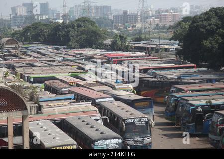 Dhaka Bangladesh October2023, le premier jour du blocus de 72 heures appelé par le Parti nationaliste du Bangladesh BNP et Jamaat-e-Islam, pas de longue distance Banque D'Images