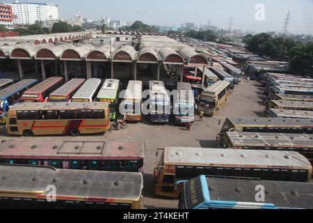 Dhaka Bangladesh October2023, le premier jour du blocus de 72 heures appelé par le Parti nationaliste du Bangladesh BNP et Jamaat-e-Islam, pas de longue distance Banque D'Images