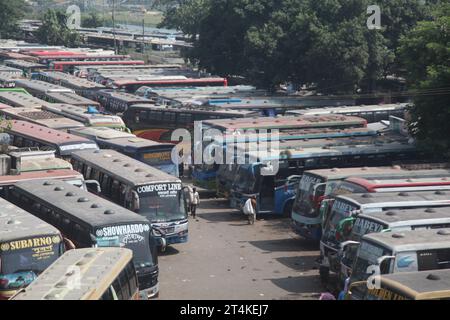 Dhaka Bangladesh October2023, le premier jour du blocus de 72 heures appelé par le Parti nationaliste du Bangladesh BNP et Jamaat-e-Islam, pas de longue distance Banque D'Images