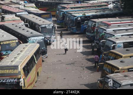 Dhaka Bangladesh October2023, le premier jour du blocus de 72 heures appelé par le Parti nationaliste du Bangladesh BNP et Jamaat-e-Islam, pas de longue distance Banque D'Images