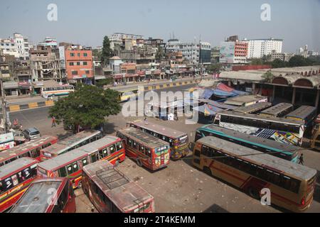 Dhaka Bangladesh October2023, le premier jour du blocus de 72 heures appelé par le Parti nationaliste du Bangladesh BNP et Jamaat-e-Islam, pas de longue distance Banque D'Images