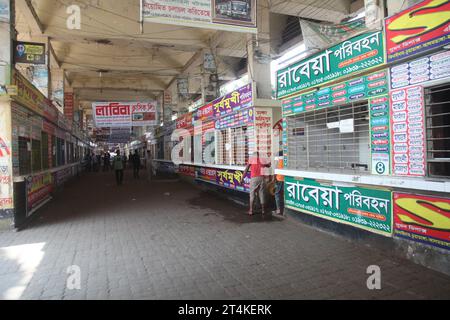 Dhaka Bangladesh October2023, le premier jour du blocus de 72 heures appelé par le Parti nationaliste du Bangladesh BNP et Jamaat-e-Islam, pas de longue distance Banque D'Images