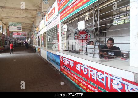 Dhaka Bangladesh October2023, le premier jour du blocus de 72 heures appelé par le Parti nationaliste du Bangladesh BNP et Jamaat-e-Islam, pas de longue distance Banque D'Images