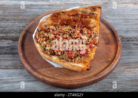 Turkish Street Food Kokorec fait avec de l'intestin de mouton cuit dans un four à bois. Cuisine turque traditionnelle Kokorec. Izmir kokorec. Banque D'Images