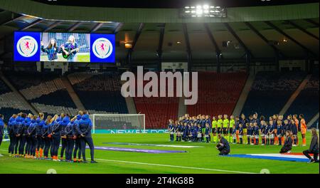 31 octobre 2023 ; Hampden Park, Glasgow, Écosse : UEFA Womens Nations League, Écosse contre pays-Bas ; les deux camps s'alignent pour les hymnes Banque D'Images