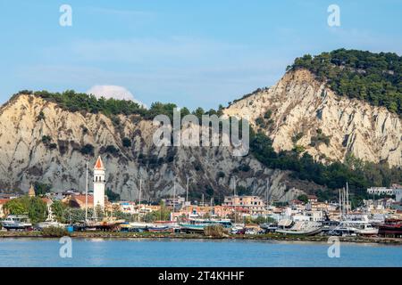 vieux chantier naval ou chantier naval sur la rive de la ville de zante ou zakynthos en grèce avec l'église de dionysios solomos clocher visible sur le front de mer. Banque D'Images