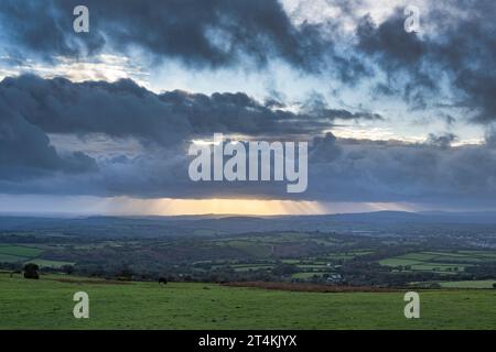 Coucher de soleil orageux sur Dartmoor Devon image prise du parking Pork Hill regardant vers le bas sur Tavistock Banque D'Images