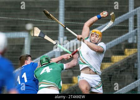 Image d'action de l'international Irlande contre Écosse Shinty Hurling joué à Pairc Esler, Newry, Irlande du Nord en 2023. Banque D'Images