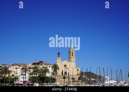 Parròquia de Sant Bartomeu i Santa Tecla vue de la plage de Sitges, Catalogne, Espagne Banque D'Images