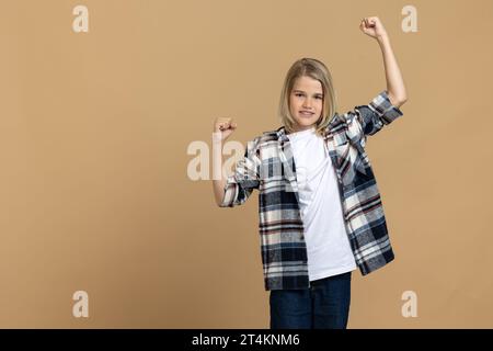 Blonde adolescente regardant heureuse et satisfaite Banque D'Images