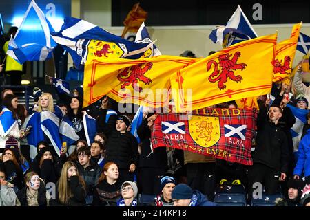 Les supporters écossais brandissent des drapeaux lors du match de l'UEFA Women's Nations League Group A1 à Hampden Park, Glasgow. Date de la photo : mardi 31 octobre 2023. Banque D'Images