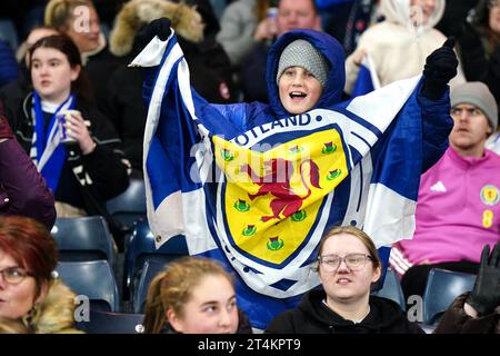 Les supporters écossais brandissent des drapeaux lors du match de l'UEFA Women's Nations League Group A1 à Hampden Park, Glasgow. Date de la photo : mardi 31 octobre 2023. Banque D'Images