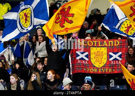 Les supporters écossais brandissent des drapeaux lors du match de l'UEFA Women's Nations League Group A1 à Hampden Park, Glasgow. Date de la photo : mardi 31 octobre 2023. Banque D'Images