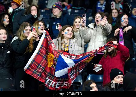 Les supporters écossais brandissent des drapeaux lors du match de l'UEFA Women's Nations League Group A1 à Hampden Park, Glasgow. Date de la photo : mardi 31 octobre 2023. Banque D'Images