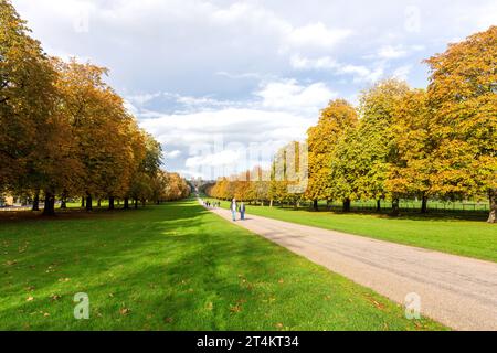 Le Château de Windsor de la longue promenade en automne, Windsor, Berkshire, Angleterre, Royaume-Uni Banque D'Images