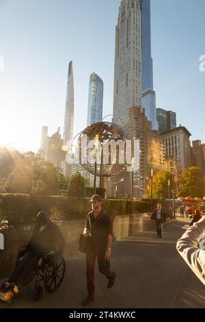 Globe en acier inoxydable à Columbus Circle, New York City, États-Unis d'Amérique. Banque D'Images