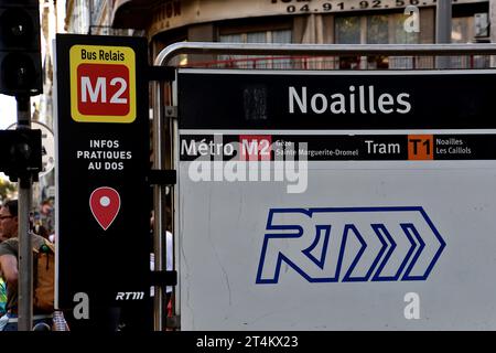 Marseille, France. 28 octobre 2023. Un panneau d'information pour l'utilisation des bus relais comme alternative au métro est visible à l'entrée d'une station de métro à Marseille. La Régie des transports métropolitains (RTM) a annoncé le 27 septembre 2023 la fermeture des deux lignes de métro de Marseille du lundi au jeudi à partir de 9:30 h, pour une durée probable de deux ans, le temps de l’automatisation. Pendant ces fermetures, cinq soirs à partir du 23 octobre 2023 puis du lundi au jeudi à partir du 6 novembre, les derniers trains quitteront la gare termini à 9:30 heures et un service de bus de remplacement gratuit sera assuré Banque D'Images