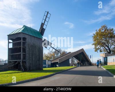 Moulins à vent traditionnels, moulins en Ukraine. Musée national de l'architecture folklorique et de la vie de l'Ukraine. Pyrohiv, Kiev, Ukraine. Musée en plein air, nature res Banque D'Images