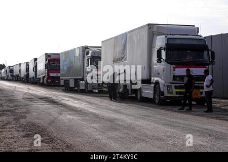 Rafah Crossing. 31 octobre 2023. Des camions transportant des secours font la queue pour entrer dans Gaza près du côté égyptien du terminal de Rafah, le 31 octobre 2023. Des centaines de camions transportant des secours humanitaires ont attendu pendant des jours du côté égyptien du point de passage de Rafah pour entrer dans la bande de Gaza déchirée par la guerre, où vivent 2,3 million de Palestiniens privés de carburant, de nourriture, d’eau et de fournitures médicales depuis près de trois semaines sous le blocus israélien. Crédit : Ahmed Gomaa/Xinhua/Alamy Live News Banque D'Images