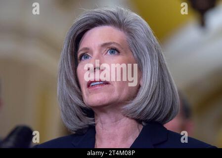 Le sénateur américain Joni Ernst Republican de l'Iowa s'adresse aux médias après le déjeuner hebdomadaire sur la politique du Sénat dans le Capitole des États-Unis à Washington, DC, le mardi 31 octobre 2023. Copyright : xAnnabellexGordonx/xCNPx/MediaPunchx crédit : Imago/Alamy Live News Banque D'Images