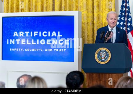 Washington, États-Unis. 30 octobre 2023. Le président américain Joe Biden prononce un discours avant de signer un décret exécutif sur l'intelligence artificielle dans la salle est de la Maison Blanche, le 30 octobre 2023 à Washington, DC Credit : Adam Schultz/White House photo/Alamy Live News Banque D'Images