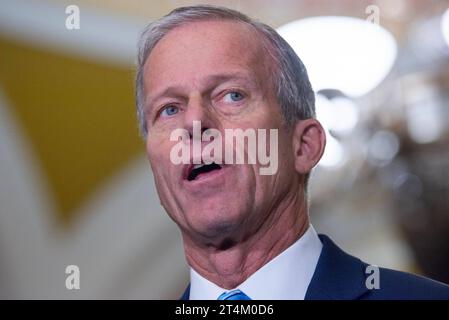 Le sénateur américain John Thune Republican du Dakota du Sud s'adresse aux médias après le déjeuner hebdomadaire sur la politique du Sénat au Capitole des États-Unis à Washington, DC, le mardi 31 octobre 2023. Copyright : xAnnabellexGordonx/xCNPx/MediaPunchx crédit : Imago/Alamy Live News Banque D'Images