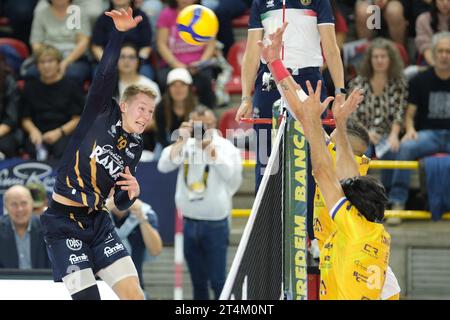 Vérone, Italie. 28 octobre 2023. Spike de Rok Mozic de Rana Verona lors du match entre Rana Verona et Valsa Group Modena, saison régulière du Superlega Italian Volleball Championship 2023/2024 à Pala AGSM-AIM le 28 octobre 2023, Vérone, Italie. Crédit : Agence photo indépendante/Alamy Live News Banque D'Images