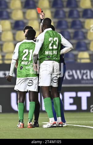 Sint Truiden, Belgique. 01 novembre 2023. Levi Malungu des Francs Borains reçoit un carton rouge de l'arbitre lors d'un match final de Croky Cup 1/16 entre Sint-Truidense VV et Royal Francs Borains, à Sint-Truiden, mardi 31 octobre 2023. BELGA PHOTO JOHAN EYCKENS crédit : Belga News Agency/Alamy Live News Banque D'Images