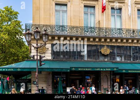 La façade du café de la paix, célèbre café et restaurant parisien sur la place de l'Opéra, centre-ville de Paris, France Banque D'Images