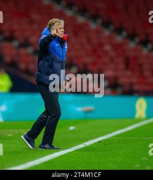 31 octobre 2023 ; Hampden Park, Glasgow, Écosse : UEFA Womens Nations League, Écosse contre pays-Bas ; l'entraîneur-chef des pays-Bas Andries Jonker donne des instructions à ses joueuses Banque D'Images