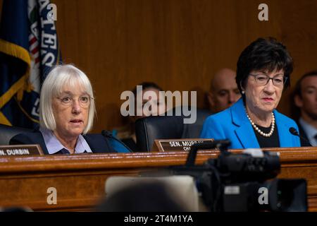 Washington, États-Unis d ' Amérique. 31 octobre 2023. Washington, États-Unis d ' Amérique. 31 octobre 2023. La sénatrice américaine Patty Murray, à gauche, pose une question au secrétaire à la Défense Lloyd Austin III, comme la sénatrice Susan Collins, à droite, regardez pendant l'audience du Comité des crédits du Sénat sur la demande supplémentaire de sécurité nationale au Capitole, le 31 octobre 2023 à Washington, DC Austin a témoigné sur la demande de financement d'urgence pour Israël et l'Ukraine. Crédit : PO1 Alexander Kubitza/DOD/Alamy Live News Banque D'Images