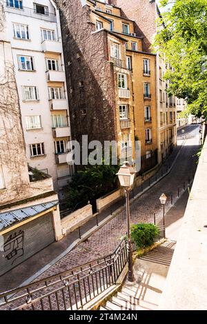 Rue résidentielle typique et pittoresque dans le quartier Passy, Paris, France, avec escaliers et lampe Banque D'Images