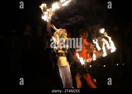 Édimbourg, Écosse, 31 octobre 2023. Photo de gauche à droite, personnes à l'événement crédit : Brian D Anderson. Samhuinn est une touche moderne sur une ancienne célébration celtique qui marque le tournant de la roue dans la nouvelle saison. Samhuinn rassemble une foule d'artistes bénévoles avec des jeux de feu, des tambours et des costumes sauvages au parc Holyrood, marquant la transition de l'été à l'hiver Banque D'Images