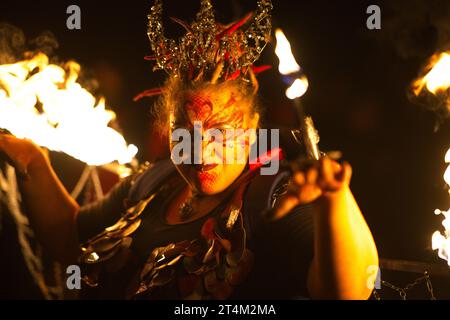 Édimbourg, Écosse, 31 octobre 2023. Photo de gauche à droite, personnes à l'événement crédit : Brian D Anderson. Samhuinn est une touche moderne sur une ancienne célébration celtique qui marque le tournant de la roue dans la nouvelle saison. Samhuinn rassemble une foule d'artistes bénévoles avec des jeux de feu, des tambours et des costumes sauvages au parc Holyrood, marquant la transition de l'été à l'hiver Banque D'Images