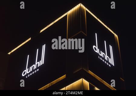 Osaka, Japon - 13 avril 2023 : façade illuminée avec le logo de Dunhill London la nuit. Alfred Dunhill Limited est une marque britannique de produits de luxe Banque D'Images