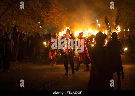 Édimbourg, Écosse, 31 octobre 2023. Photo de gauche à droite, personnes à l'événement crédit : Brian D Anderson. Samhuinn est une touche moderne sur une ancienne célébration celtique qui marque le tournant de la roue dans la nouvelle saison. Samhuinn rassemble une foule d'artistes bénévoles avec des jeux de feu, des tambours et des costumes sauvages au parc Holyrood, marquant la transition de l'été à l'hiver Banque D'Images