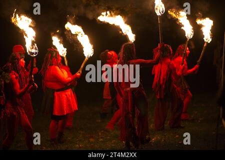 Édimbourg, Écosse, 31 octobre 2023. Photo de gauche à droite, personnes à l'événement crédit : Brian D Anderson. Samhuinn est une touche moderne sur une ancienne célébration celtique qui marque le tournant de la roue dans la nouvelle saison. Samhuinn rassemble une foule d'artistes bénévoles avec des jeux de feu, des tambours et des costumes sauvages au parc Holyrood, marquant la transition de l'été à l'hiver Banque D'Images