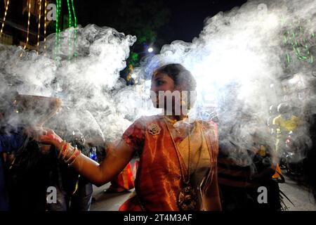 Un dévot effectue des rituels devant l'idole de la déesse Durga pendant le festival. Vijaya Dashami est le dernier jour des 10 jours du Festival de Durgapuja. Durga Puja, un festival annuel qui marque la victoire du bien sur le mal est célébré par les hindous partout en Inde et à l'étranger. C’est une occasion de grand enthousiasme et de festivité pour les hindous. Le dernier jour, le jour de Bhashan ou Vijoya Dashami images et idoles sont immergées dans l'eau. Banque D'Images