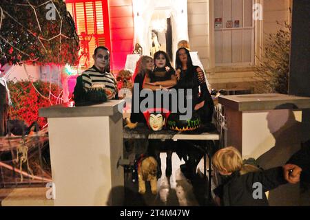 31 octobre 2023. Londres, Royaume-Uni les familles et les fêtards célèbrent Halloween par tour ou en se faisant plaisir le long des maisons décorées dans le quartier de St Johns Wood au nord-ouest de Londres. Photo de Ray Tang. Banque D'Images