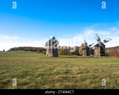 Moulins à vent traditionnels, moulins en Ukraine. Musée national de l'architecture folklorique et de la vie de l'Ukraine. Pyrohiv, Kiev, Ukraine. Musée en plein air, nature res Banque D'Images