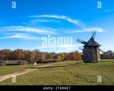 Moulins à vent traditionnels, moulins en Ukraine. Musée national de l'architecture folklorique et de la vie de l'Ukraine. Pyrohiv, Kiev, Ukraine. Musée en plein air, nature res Banque D'Images