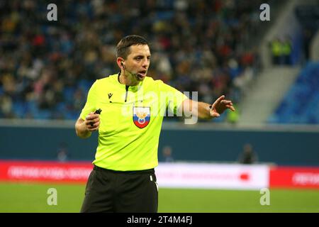 Saint-Pétersbourg, Russie. 31 octobre 2023. Pavel Kukuyan, arbitre en chef vu en action lors du match de football de la coupe de Russie 2023/2024 entre le Zenit Saint-Pétersbourg et Krylia Sovetov Samara à Gazprom Arena. L'équipe Zenit FC a gagné contre Krylia Sovetov avec un score final de 1:0. Crédit : SOPA Images Limited/Alamy Live News Banque D'Images