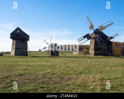 Moulins à vent traditionnels, moulins en Ukraine. Musée national de l'architecture folklorique et de la vie de l'Ukraine. Pyrohiv, Kiev, Ukraine. Musée en plein air, nature res Banque D'Images