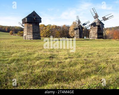 Moulins à vent traditionnels, moulins en Ukraine. Musée national de l'architecture folklorique et de la vie de l'Ukraine. Pyrohiv, Kiev, Ukraine. Musée en plein air, nature res Banque D'Images