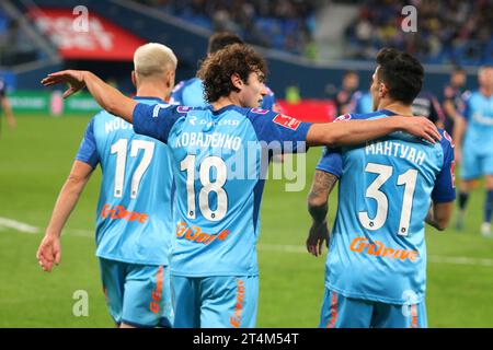 Saint-Pétersbourg, Russie. 31 octobre 2023. Gustavo Mantouan (31), Aleksandr Kovalenko (18), Andrey Mostovoy (17) de Zenit vu en action lors du match de football de la coupe de Russie 2023/2024 entre le Zenit Saint-Pétersbourg et Krylia Sovetov Samara à Gazprom Arena. L'équipe Zenit FC a gagné contre Krylia Sovetov avec un score final de 1:0. (Photo Maksim Konstantinov/SOPA Images/Sipa USA) crédit : SIPA USA/Alamy Live News Banque D'Images