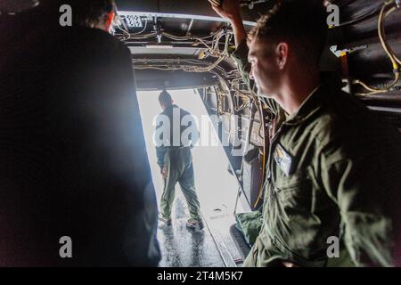 La classe Wasp navire d'assaut amphibie USS Kearsarge amarré à New York durant la Semaine annuelle de la. L'USS Kearsarge homeport est à Norfolk, Virginie. Banque D'Images