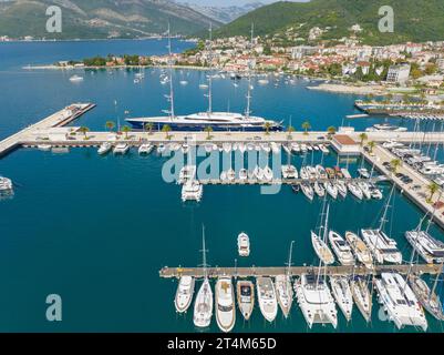 Tivat, Monténégro, port. Beaucoup de yachts de luxe à Porto Montenegro, prestigieux village commercial et port de plaisance Banque D'Images