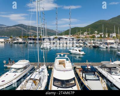 Tivat, Monténégro, port. Beaucoup de yachts de luxe à Porto Montenegro, prestigieux village commercial et port de plaisance Banque D'Images