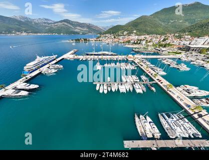 Tivat, Monténégro, port. Beaucoup de yachts de luxe à Porto Montenegro, prestigieux village commercial et port de plaisance Banque D'Images